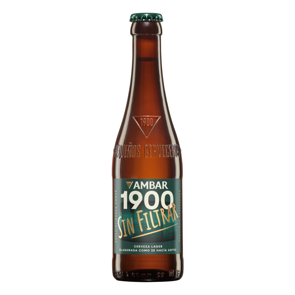 Botella de cerveza Ambar 1900 Sin Filtrar de cristal marrón con chapa metálica en verde oscuro y grabado en relieve en el vidrio con el triángulo "1900" y la frase "Pequeños Cerveceros". La etiqueta frontal, sobre un fondo verde azulado con textura de barril, destaca con los números "1900" en grande y blanco, seguidos de las palabras "SIN FILTRAR" en tipografía dorada estilizada, junto con las descripciones "CERVEZA LAGER" y "ELABORADA COMO SE HACÍA ANTES".