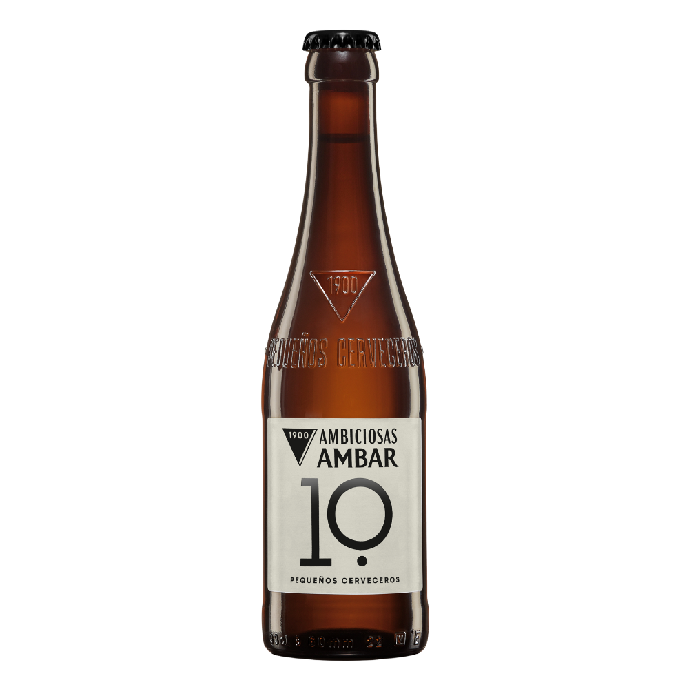 Botella de cerveza Ambiciosas Ambar 10 de cristal marrón con chapa negra y grabado en relieve en el vidrio con el triángulo "1900" y la frase "Pequeños Cerveceros". La etiqueta frontal, sobre un fondo blanco con textura sutil, presenta un diseño sobrio e incluye el logotipo en negro con el texto "AMBICIOSAS AMBAR", el número "10" en gran tamaño con un punto bajo el cero y la frase "PEQUEÑOS CERVECEROS" en la parte inferior.
