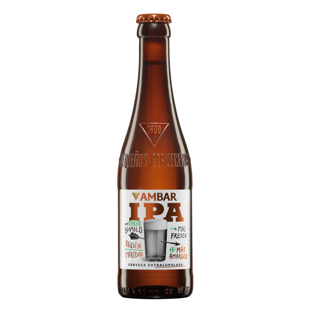 Botella de cerveza Ambar IPA de cristal marrón con chapa metálica en tono cobrizo/anaranjado y grabado en relieve de "1900" y "Pequeños Cerveceros". La etiqueta frontal, sobre fondo blanco, destaca las letras "IPA" en tono cobrizo, acompañadas por una ilustración central de un vaso de cerveza servido atravesado por una flecha. Incluye anotaciones estilo boceto como "Con mucho lúpulo recién molido", "Más fresca", "Más amargor" y la denominación "CERVEZA EXTRALUPULADA".
