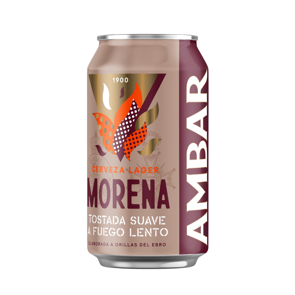 Lata de cerveza Ambar Morena fría con acabado mate en tono beige/tostado y franja lateral granate con la palabra "AMBAR" en blanco. En el centro destaca un triángulo dorado con la cifra "1900" y una ilustración artística de llamas con tramas de puntos en colores naranja, marrón y blanco. Incluye las inscripciones "CERVEZA LAGER", el nombre "MORENA" en grandes tipografías granate, el lema "TOSTADA SUAVE A FUEGO LENTO" y la leyenda "ELABORADA A ORILLAS DEL EBRO".