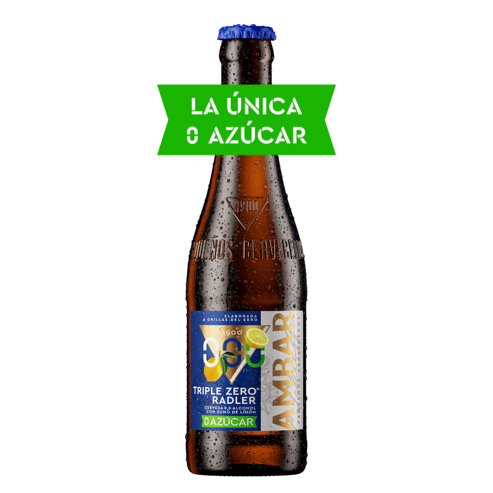 Botella de cerveza Ambar Triple Zero Radler fría sobre cristal marrón con gotas de agua y chapa metálica azul. Destaca un banner promocional verde superpuesto en el cuello de la botella con el texto en blanco "LA ÚNICA 0 AZÚCAR". La etiqueta frontal combina tonos azul, blanco y verde con el distintivo logo "000" e ilustraciones de limones, junto a las inscripciones "TRIPLE ZERO RADLER", "Cerveza 0,0 alcohol con zumo de limón" y el sello de "0 AZÚCAR". El vidrio incluye el grabado en relieve "1900" y "Pequeños Cerveceros".
