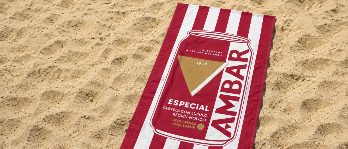 Botella de ambar export en una mesa de ajederez
