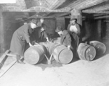 barriles de alcohol cargados durante la Ley Seca