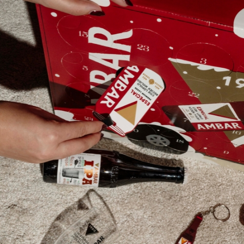 amigos brindando con cerveza en verano