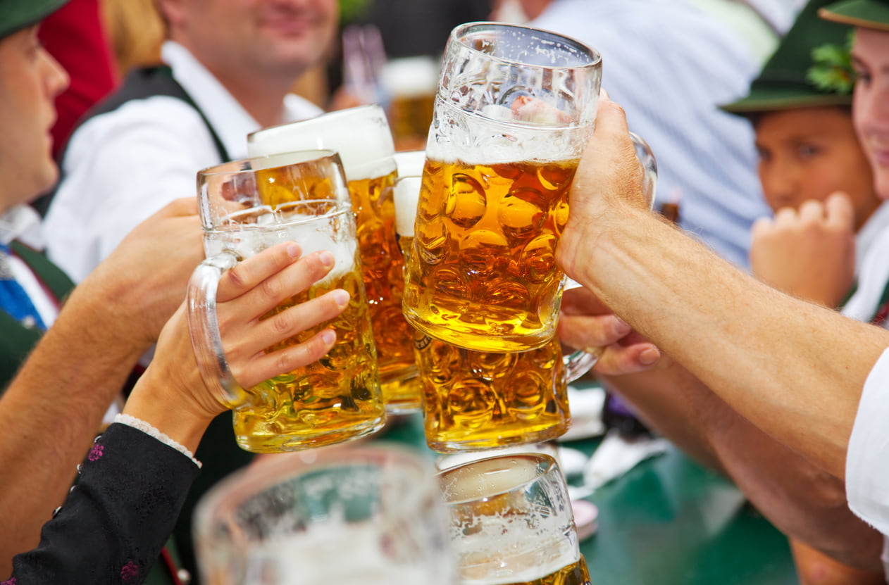 Un brindis de jarras de cerveza del Oktoberfest.